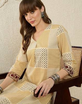 Women Printed Regular Pure Cotton Kurta with Trousers 5