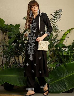 Women Ethnic Motifs Embroidered Regular Thread Work Kurta with Trousers 1