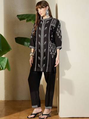 Women Ethnic Motifs Embroidered Regular Thread Work Kurta with Trousers 5