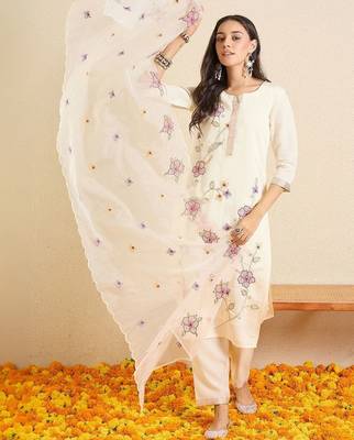Women Floral Embroidered Regular Thread Work Kurta with Trousers & With Dupatta 1