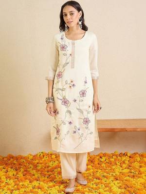 Women Floral Embroidered Regular Thread Work Kurta with Trousers & With Dupatta 3