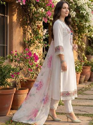 Women Floral Embroidered Regular Thread Work Kurta with Trousers & With Dupatta 2