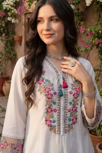 Women Floral Embroidered Regular Thread Work Kurta with Trousers & With Dupatta