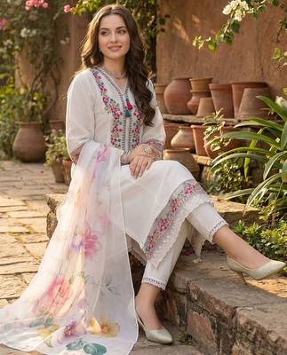 Women Floral Embroidered Regular Thread Work Kurta with Trousers & With Dupatta 6