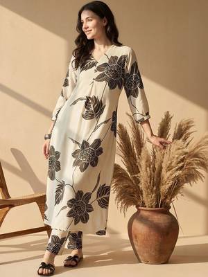 Women Floral Printed Regular Kurta with Trousers 1