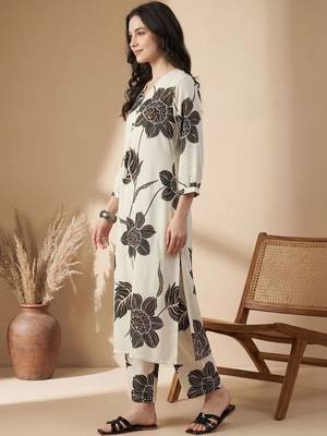 Women Floral Printed Regular Kurta with Trousers 3