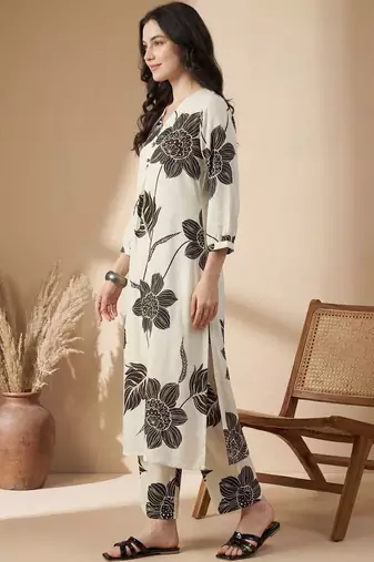 Women Floral Printed Regular Kurta with Trousers