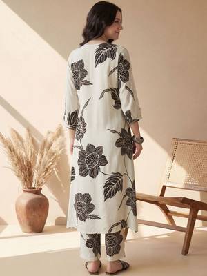Women Floral Printed Regular Kurta with Trousers 4
