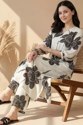 Women Floral Printed Regular Kurta with Trousers