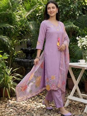 Women Floral Embroidered Regular Thread Work Kurta with Trousers & With Dupatta 1