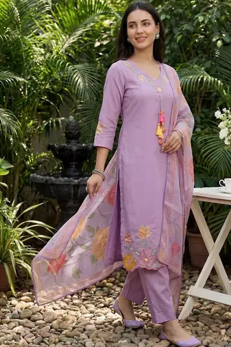 Women Floral Embroidered Regular Thread Work Kurta with Trousers & With Dupatta