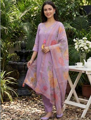 Women Floral Embroidered Regular Thread Work Kurta with Trousers & With Dupatta 3