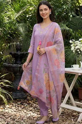 Women Floral Embroidered Regular Thread Work Kurta with Trousers & With Dupatta