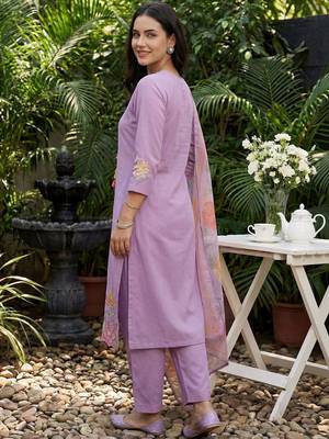 Women Floral Embroidered Regular Thread Work Kurta with Trousers & With Dupatta 4