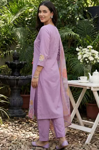 Women Floral Embroidered Regular Thread Work Kurta with Trousers & With Dupatta