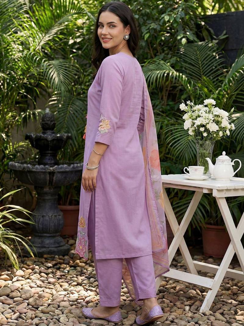 Women Floral Embroidered Regular Thread Work Kurta with Trousers & With Dupatta