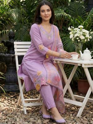 Women Floral Embroidered Regular Thread Work Kurta with Trousers & With Dupatta 5