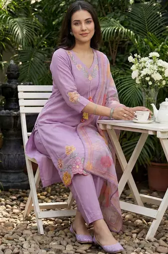 Women Floral Embroidered Regular Thread Work Kurta with Trousers & With Dupatta