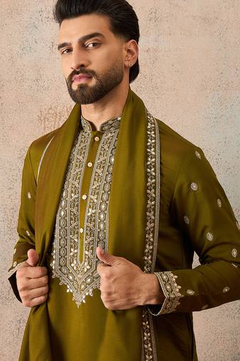 Mens green silk blend solid embroidered kurta with dupatta