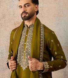 Mens green silk blend solid embroidered kurta with dupatta