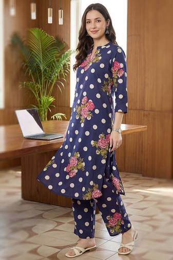 Women Floral Printed Regular  Cotton Kurta with Trousers