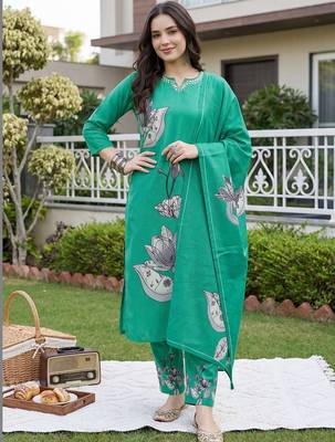 Women Floral Printed Regular Beads and Stones Kurta with Trousers & With Dupatta 1