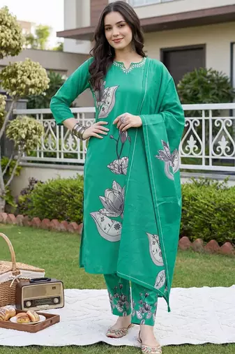 Women Floral Printed Regular Beads and Stones Kurta with Trousers & With Dupatta