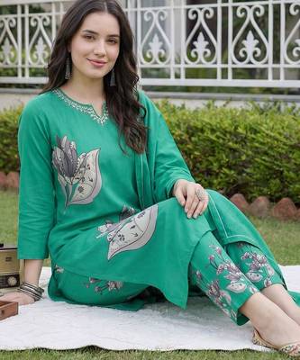Women Floral Printed Regular Beads and Stones Kurta with Trousers & With Dupatta 2