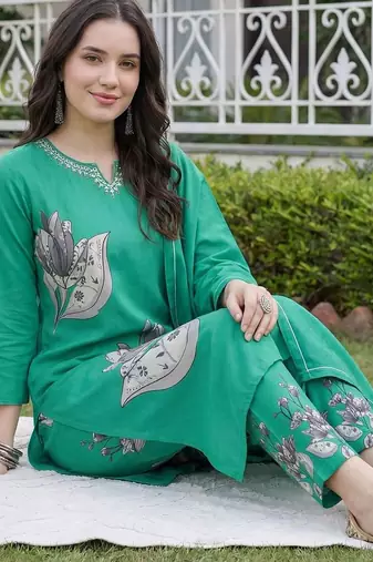 Women Floral Printed Regular Beads and Stones Kurta with Trousers & With Dupatta