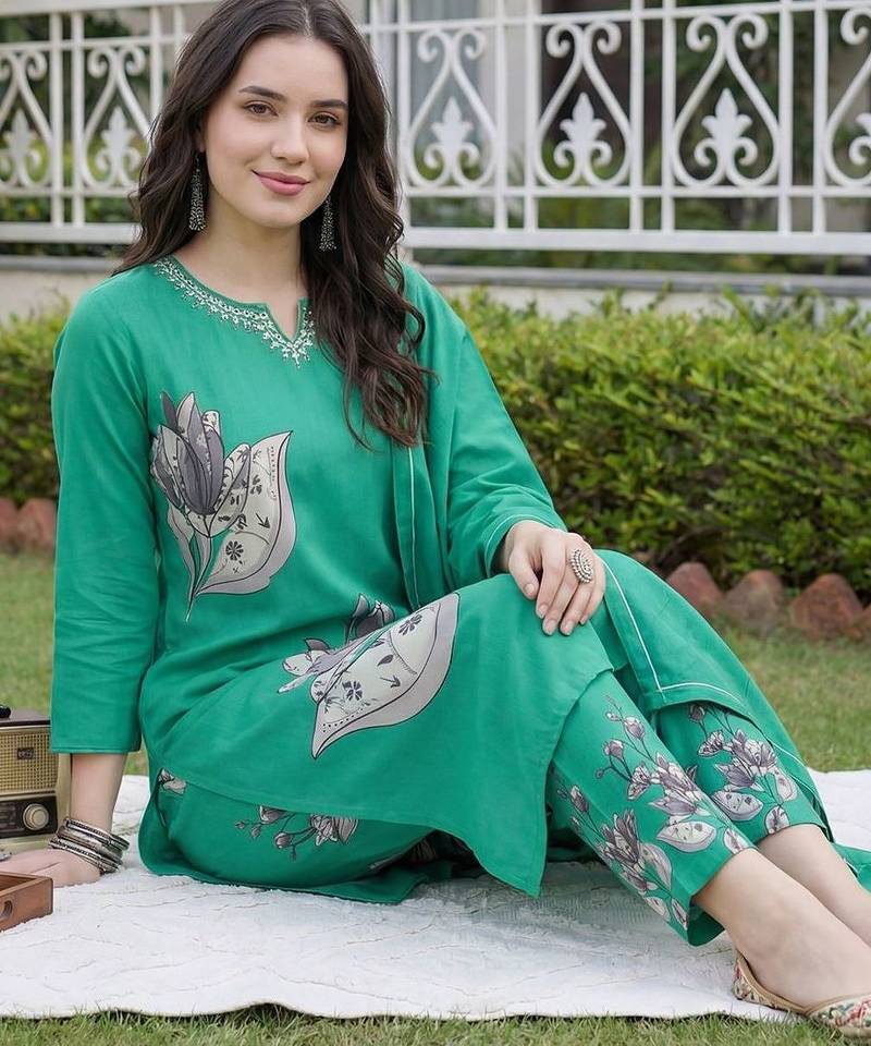 Women Floral Printed Regular Beads and Stones Kurta with Trousers & With Dupatta
