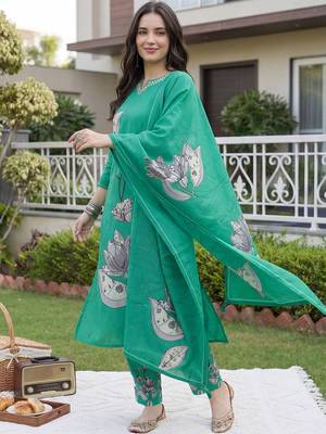 Women Floral Printed Regular Beads and Stones Kurta with Trousers & With Dupatta 3