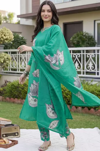 Women Floral Printed Regular Beads and Stones Kurta with Trousers & With Dupatta