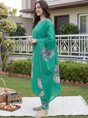 Women Floral Printed Regular Beads and Stones Kurta with Trousers & With Dupatta 4