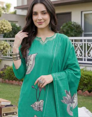 Women Floral Printed Regular Beads and Stones Kurta with Trousers & With Dupatta 5