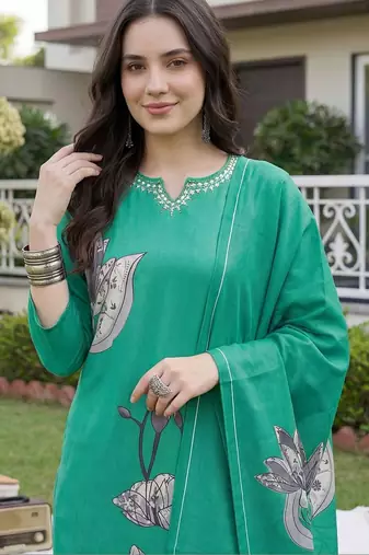 Women Floral Printed Regular Beads and Stones Kurta with Trousers & With Dupatta