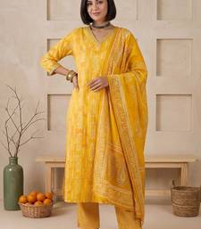 Women Printed Regular Chanderi Silk Kurta with Trousers & With Dupatta