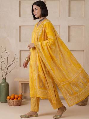 Women Printed Regular Chanderi Silk Kurta with Trousers & With Dupatta 4