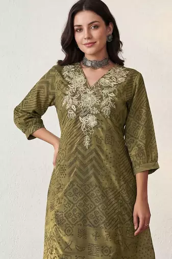 Women Bandhani Embroidered Regular Thread Work Kurta with Trousers