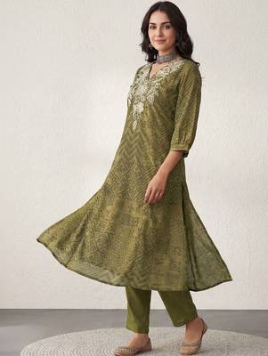 Women Bandhani Embroidered Regular Thread Work Kurta with Trousers 6