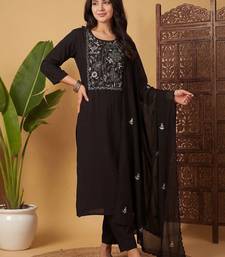 Women Floral Embroidered Regular Thread Work Kurta with Trousers & With Dupatta