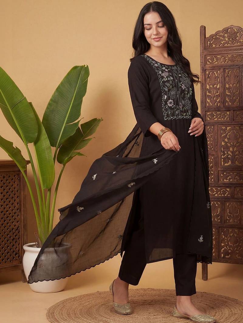 Women Floral Embroidered Regular Thread Work Kurta with Trousers & With Dupatta