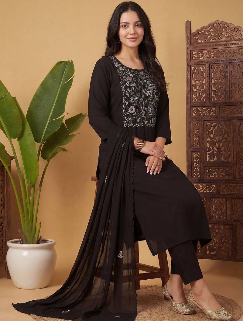 Women Floral Embroidered Regular Thread Work Kurta with Trousers & With Dupatta