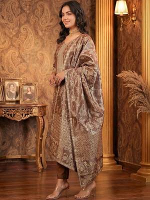 Women Floral Regular Kurta with Trousers & With Dupatta 4