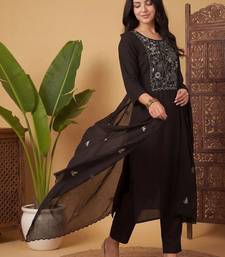 Women Floral Embroidered Regular Thread Work Kurta with Trousers & With Dupatta