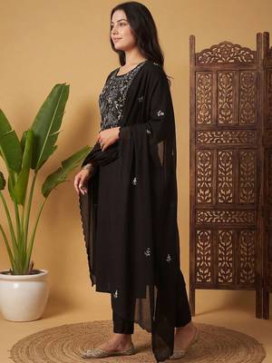 Women Floral Embroidered Regular Thread Work Kurta with Trousers & With Dupatta 4