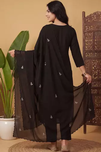 Women Floral Embroidered Regular Thread Work Kurta with Trousers & With Dupatta