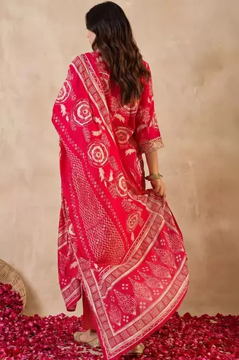 Women Floral Printed Regular Chanderi Silk Kurta with Trousers & With Dupatta