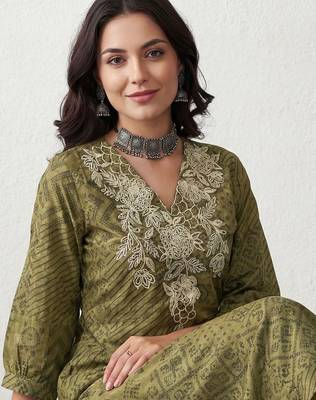 Women Bandhani Embroidered Regular Thread Work Kurta with Trousers 2