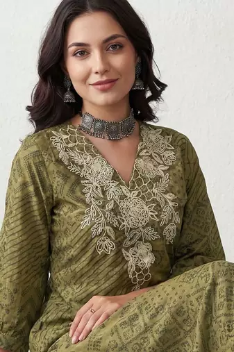 Women Bandhani Embroidered Regular Thread Work Kurta with Trousers