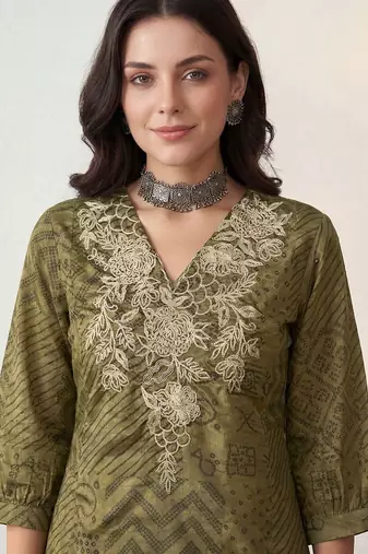 Women Bandhani Embroidered Regular Thread Work Kurta with Trousers